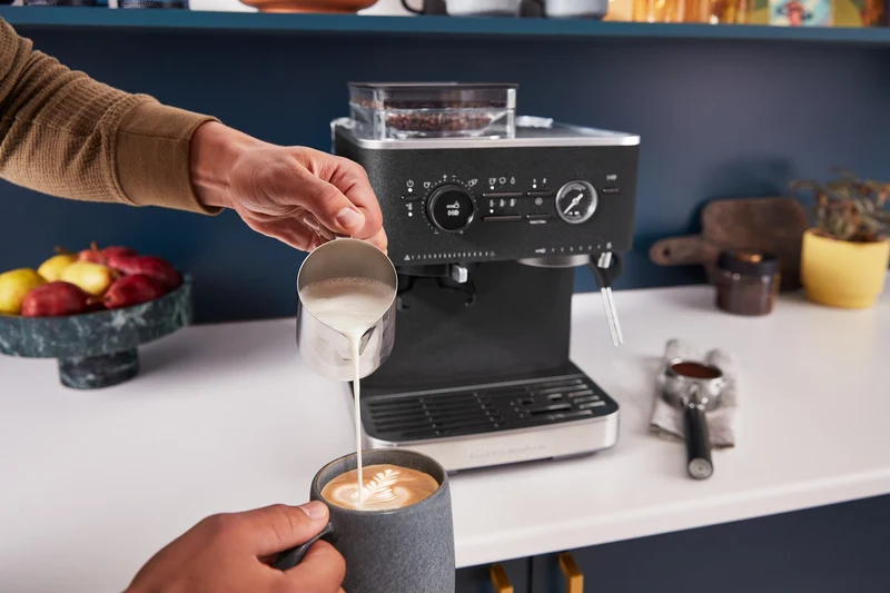 KitchenAid halbautomatische Espressomaschine mit Gratmahlwerk 5KES6551 inkl. GRATIS Illy Exploration Kit