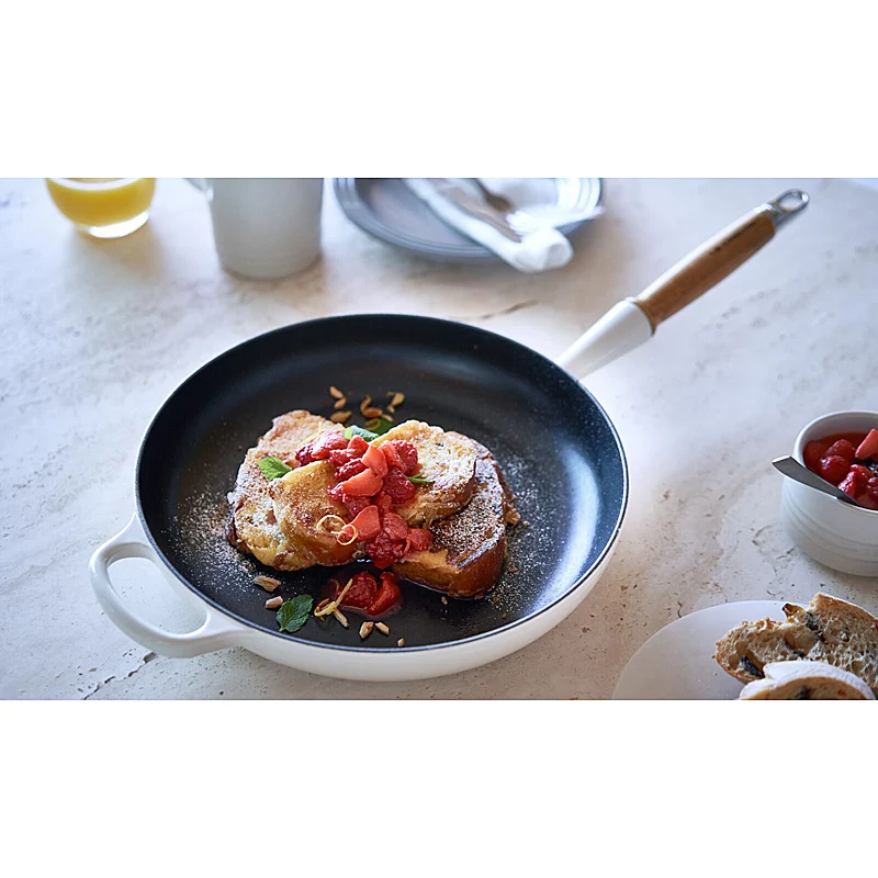 Le Creuset Bratpfanne mit Holzgriff Signature 26 cm Meringue