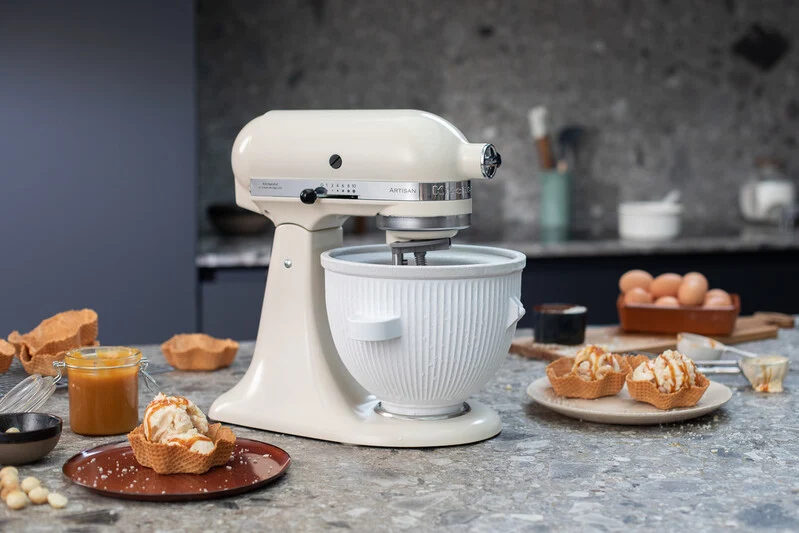 KitchenAid 4,8 L 5KSM175 Artisan Küchenmaschine Pastrylover mit Kunststofffleischwolf+Spritzgebäckvorsatz und Patisserie Buch