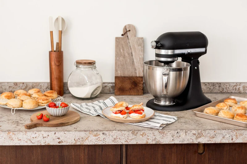 KitchenAid 4,8 L 5KSM175 Artisan Küchenmaschine Meatlover mit Ganzmetall- Fleischwolf und Spritzgebäckvorsatz