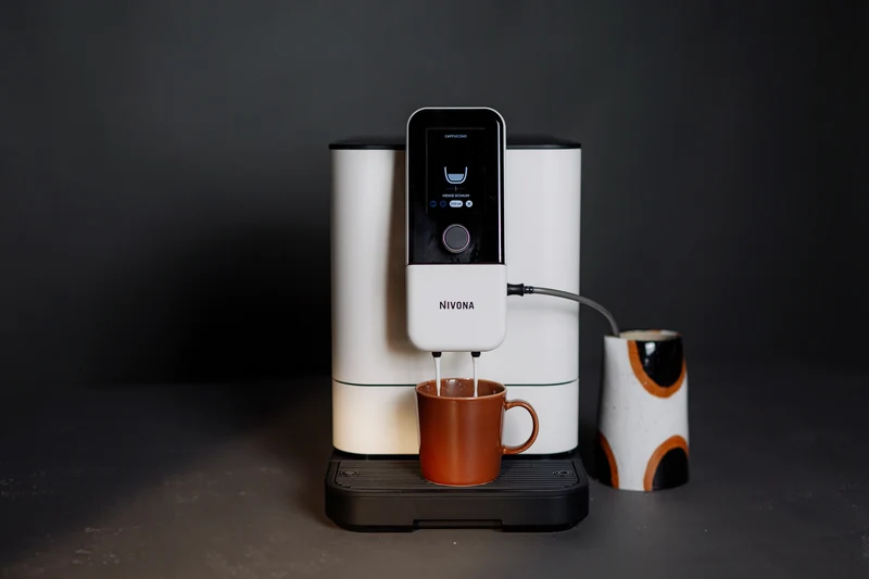 Nivona NICR 8112 CafeRomatica – Premium Kaffeevollautomat in Schwarz/Chrom | Einzigartiger Milchschaum, Leiser Flüstermühle & App-Steuerung