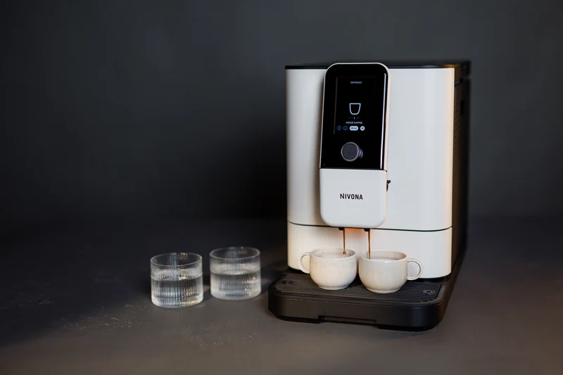 Nivona NICR 8112 CafeRomatica – Premium Kaffeevollautomat in Schwarz/Chrom | Einzigartiger Milchschaum, Leiser Flüstermühle & App-Steuerung