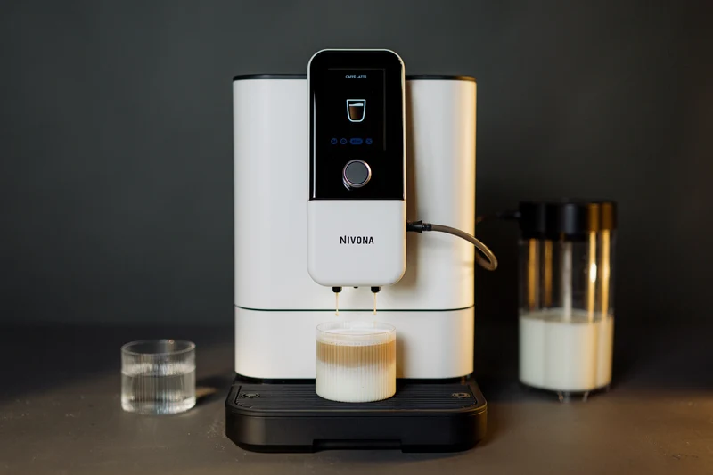 Nivona NICR 8112 CafeRomatica – Premium Kaffeevollautomat in Schwarz/Chrom | Einzigartiger Milchschaum, Leiser Flüstermühle & App-Steuerung