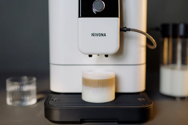 Nivona NICR 8112 CafeRomatica – Premium Kaffeevollautomat in Schwarz/Chrom | Einzigartiger Milchschaum, Leiser Flüstermühle & App-Steuerung