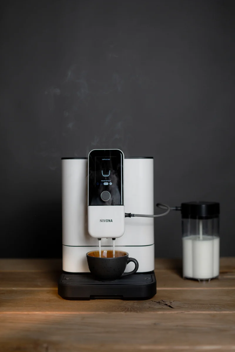 Nivona NICR 8112 CafeRomatica – Premium Kaffeevollautomat in Schwarz/Chrom | Einzigartiger Milchschaum, Leiser Flüstermühle & App-Steuerung