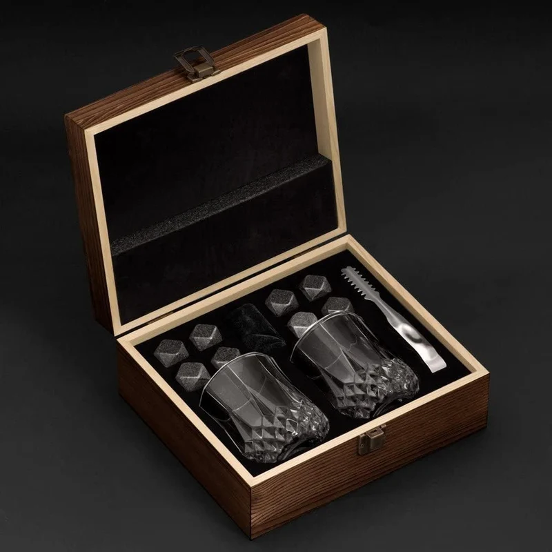 Maverton Whisky Steine Set - in Holzbox mit Gravur - 8 Eiswürfel + 2 Whisky Gläser - wiederverwendba