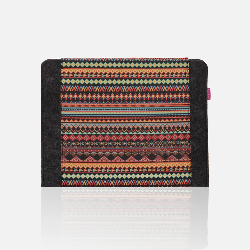Laptop sleeve for a 15-inch notebook, made of eco-friendly felt, with an Aztec print