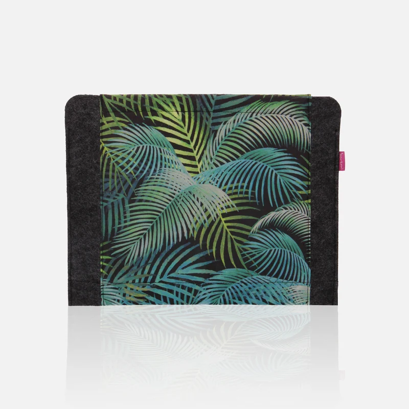 Laptop sleeve for a 15-inch notebook, made of eco-friendly felt, with a "Mallorca" print design