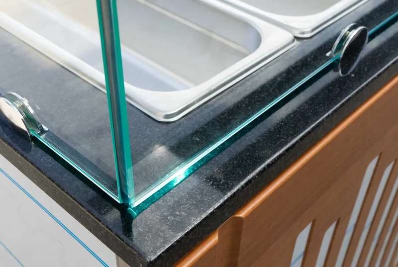 Salattheke mit Aufsatzvitrine 140 cm Hochglanz Granit MIT Verkleidung