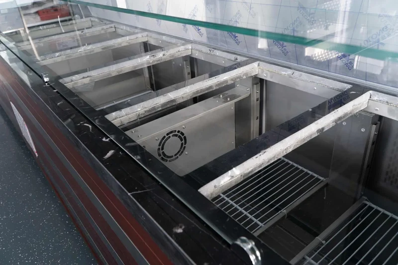 Salattheke mit Aufsatzvitrine 220 cm