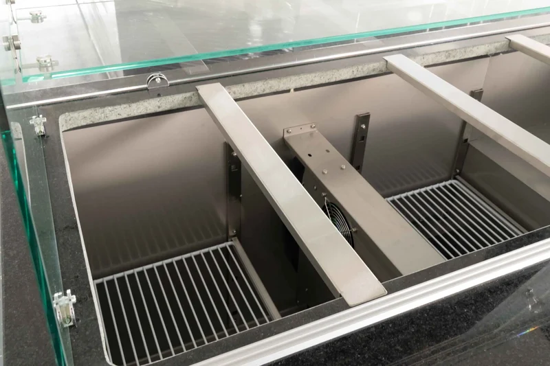 Salattheke mit Aufsatzvitrine 150 cm Schwarz Granit Holzverkleidung