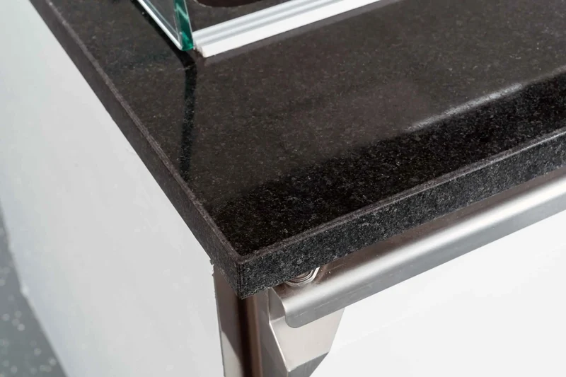 Salattheke mit Aufsatzvitrine 188 cm Schwarz Granit Holzverkleidung