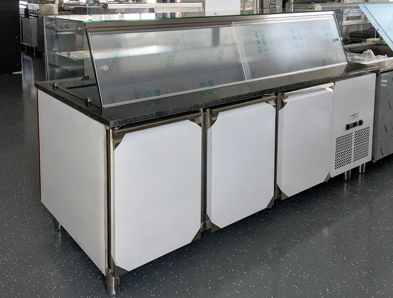 Salattheke mit Aufsatzvitrine 188 cm Schwarz Granit Holzverkleidung