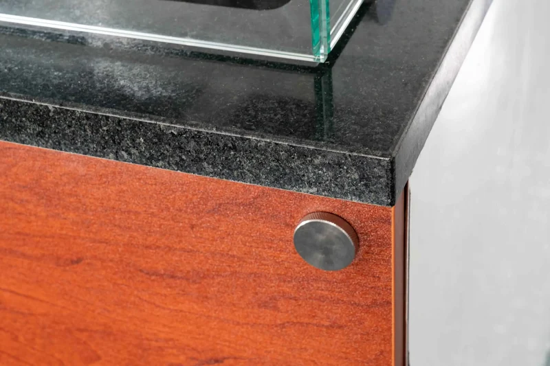 Salattheke mit Aufsatzvitrine 222 cm Schwarz Granit Holzverkleidung