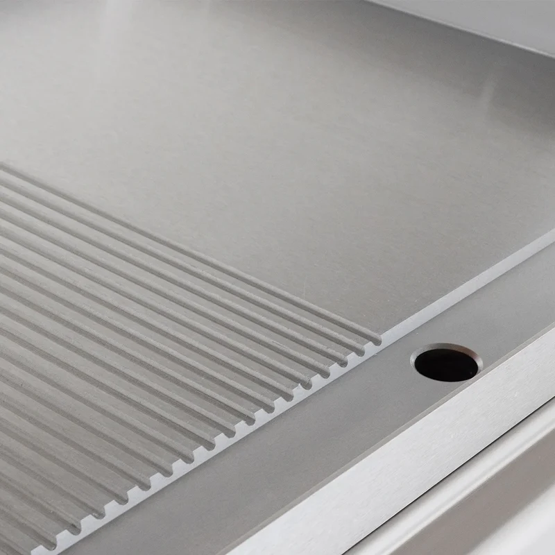 Elektrogrillplatte Serie 700 - 70/70 - ½ glatt, ½ gerillt