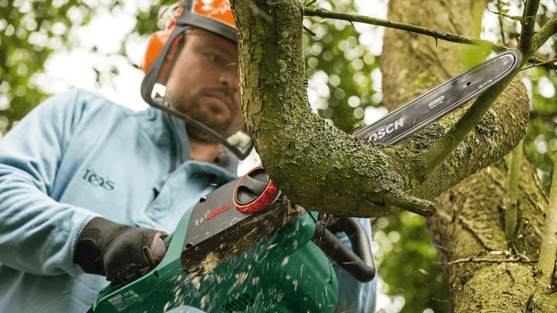 Bosch Kettensäge UniversalChain 35
