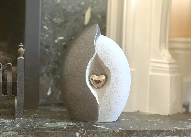 Keramikurne für Asche, Herz in Muschel, Grau, modernes Design, künstlerisches Pastellgrau