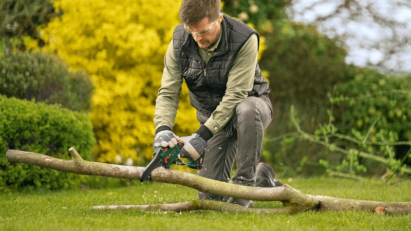 Bosch Mini Kettensäge EasyChain 18V-15-7