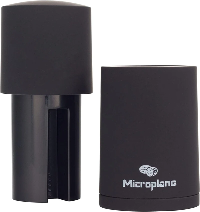 Microplane Gewürzmühle Schwarz für Muskatnuss, Zimt, Tonkabohnen, Langpfeffer und andere getrocknete