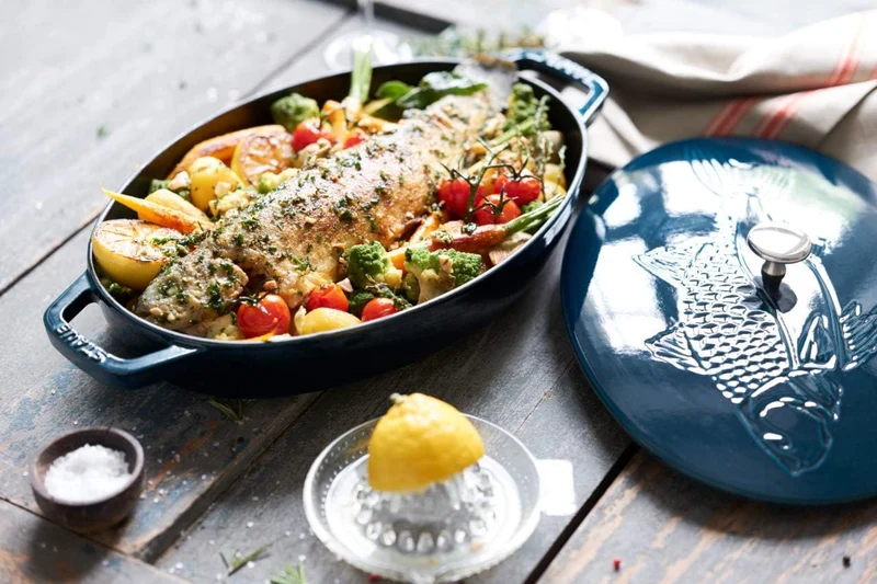 STAUB BORD OVAAL 32 CM MET DEKSEL APPELBLAUWZEEGROEN 'LA MER' NEW CLASSIC 11223337