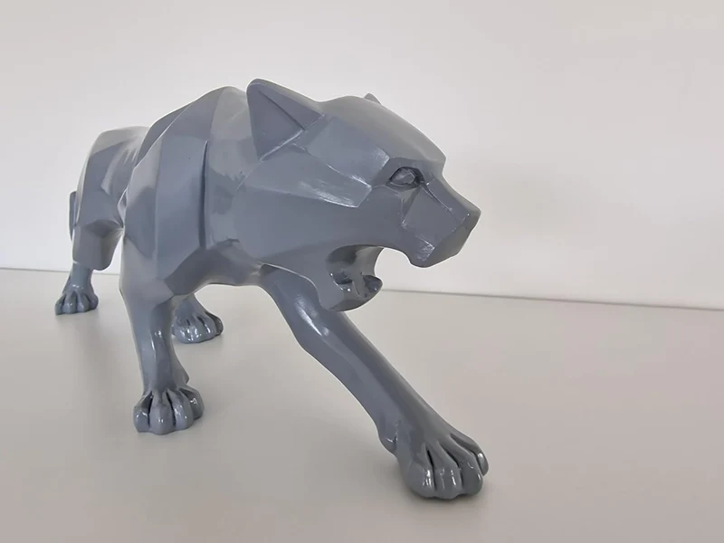 IDYL Moderne Skulptur Figur Resin Jaguar | silberfb. | Masse: 48x10,5x15 cm | Material: Polyresin (K