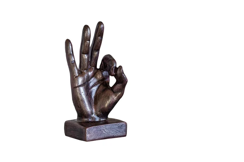IDYL Moderne Skulptur Figur Resin Finger o.k. | bronzefb. | Masse: 9x6x16,5 cm | Material: Polyresin