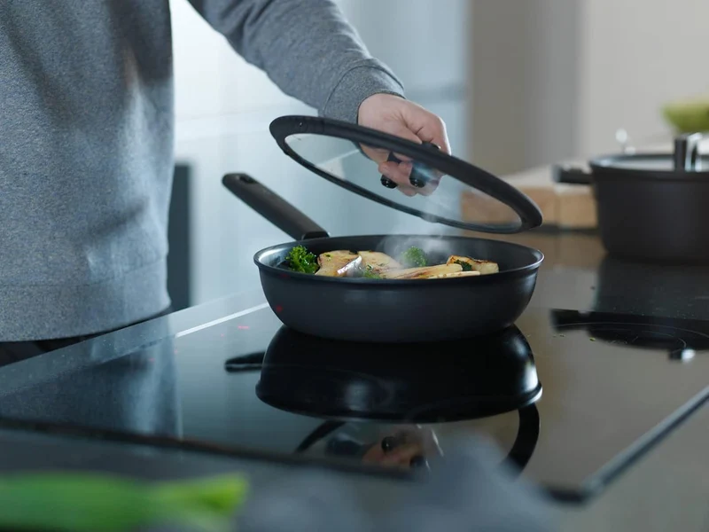 Fiskars Sautierpfanne mit Deckel, Ø 26 cm, Füllmenge: 2,8 Liter, Für alle Kochfelder geeignet, Alumi