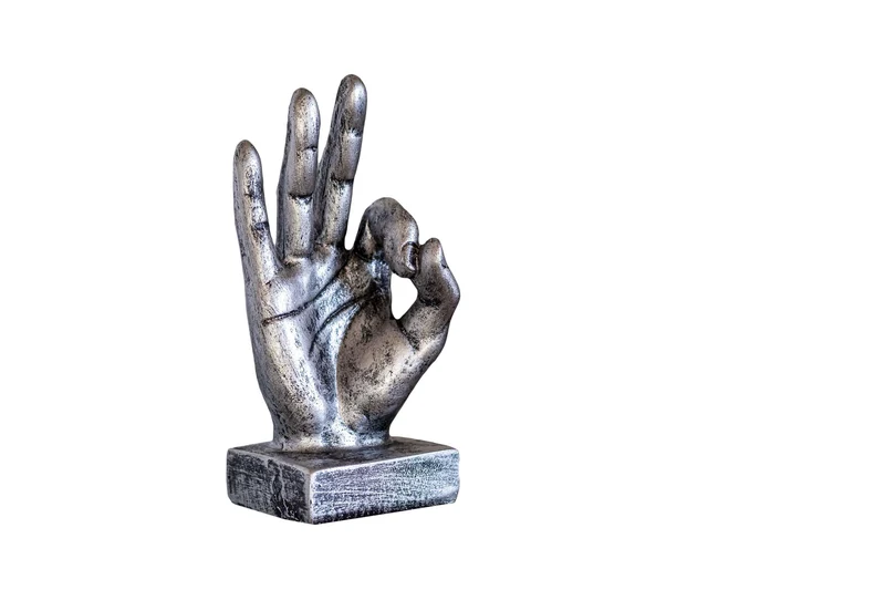 IDYL Moderne Skulptur Figur Resin Finger o.k. | silberfb. | Masse: 9x6x16,5 cm | Material: Polyresin