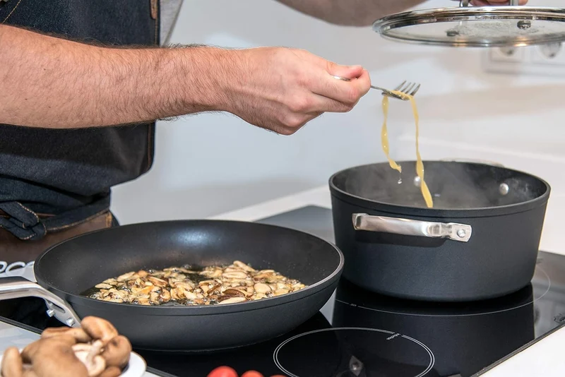 Arcos Serie Samoa | Antihaft-Kasserolle 24 cm und 4,3 L | Geschmiedetes Aluminium | Geeignet für jed