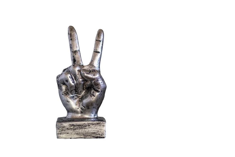 IDYL Moderne Skulptur Figur Resin Hand Victory |silberfb. | Masse: 6x8x17 cm | Material: Polyresin (